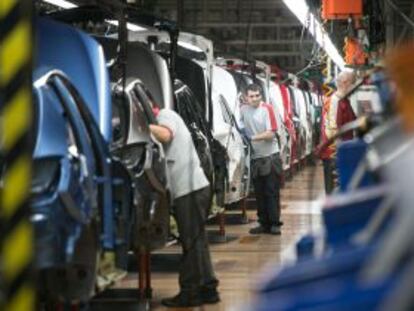 Operarios en la fábrica de Martorell de Seat.