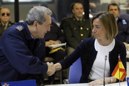 El JEMA, José Jiménez, saluda a la ministra Carme Chacón durante la reunión de ayer.