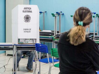 La cabina de votación en un colegio electoral de Brasil