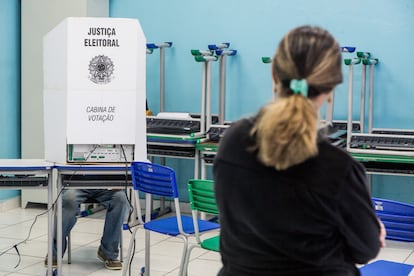 La cabina de votación en un colegio electoral de Brasil