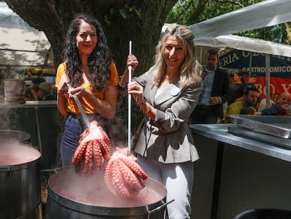 La candidata de Compostela Aberta, María Rozas, y la líder de Sumar, Yolanda Díaz, este jueves en las fiestas de la Ascensión de Santiago.