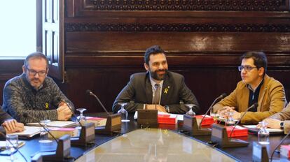 Roger Torrent, al centre, presideix la Mesa del Parlament, aquest dimarts.