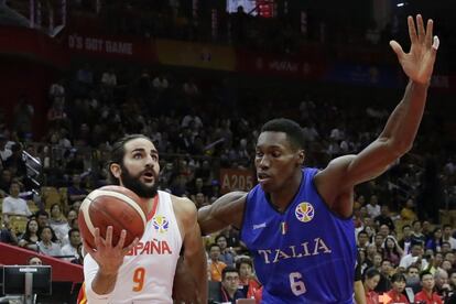 Ricky Rubio (a la izquierda) se dispone a lanzar a canasta ante Paul Biligha.