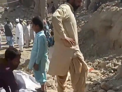 Varios hombres y niños inspeccionan los escombros de varios edificios atacados por un misil, el pasado día 18 en la ciudad iraní de Saravan.