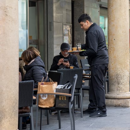 Un camarero sirve un café en la terraza de una cafetería en Teruel, este viernes