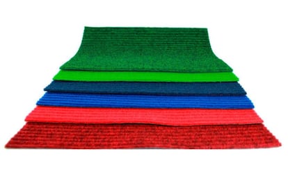 Diversas empresas en México se dedican también a la fabricación de alfombras a partir del material plástico recuperado. Fynotej produce este producto para el sector automotriz, desde tapetes y alfombras hasta cubiertas y bajosuelos con una tecnología de líneas de punzado.