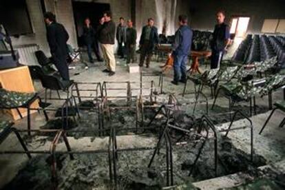 Algunos feligreses observaban ayer los destrozos causados por el incendio en la iglesia evangélica de Arganda.