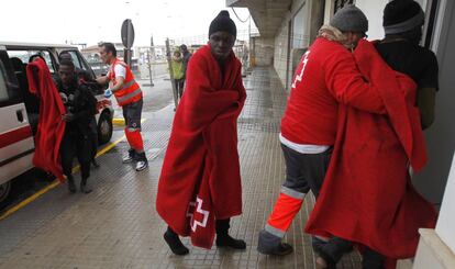 Miembros de la Cruz Roja auxiliando a inmigrantes rescatados cerca del puerto de Tarifa (C&aacute;diz).