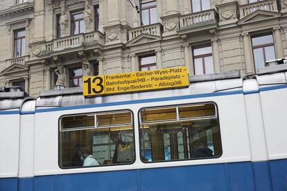 Uno de los tranvías de Zúrich, blancos con franja azul, en Paradeplatz.