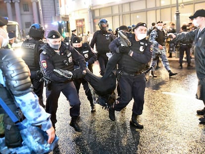 Oficiales de policía detienen a un manifestante este miércoles en Moscú.