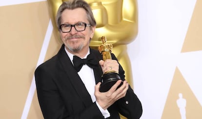 Gary Oldman con su estatuilla como mejor actor por 'El instante más oscuro'.