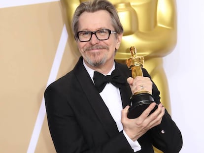 Gary Oldman con su estatuilla como mejor actor por 'El instante más oscuro'.