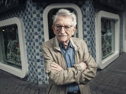 Abrasha Rotenberg, delante de la librería Rafael Alberti, en Madrid. 