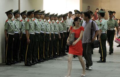 La policía paramilitar china pie a la entrada de la plaza de Tiananmen, en Pekín, en el 23 aniversario de la represión china de las protestas de la democracia. Las madres de Tiananmen han aprovechado la jornada para pedir las reformas que "necesita el país".