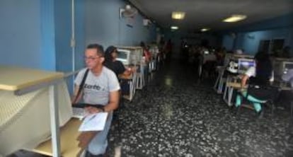 Varias personas acceden a Internet en una sala de navegacin hoy, martes 28 de mayo de2013, en La Habana (Cuba). El Gobierno cubano ampliar desde junio los puntos de conexin pblica a internet con nuevas salas de navegacin.