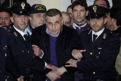 La policía escolta al jefe de la Camorra, Michele Zagaria.