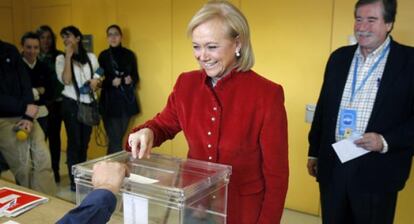 La candidata del PP a la Presidencia del Principado de Asturias, Mercedes Fernández, vota en un colegio de Gijón durante la jornada electoral.