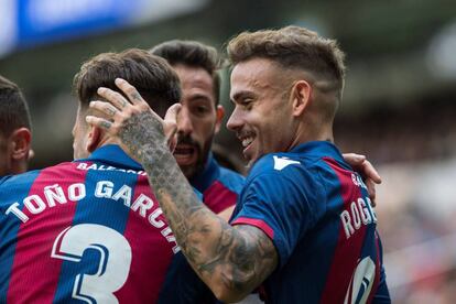 Roger Martí (d) celebra con sus compañeros tras marcar de penalti ante el Real Madrid.