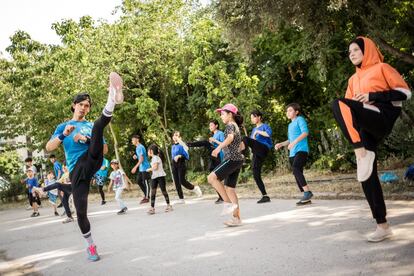 Aref es un refugiado afgano de 19 años coordinador de actividades deportivas para la ONG Yoga y Deporte con Refugiados en Atenas. Aref realiza la delicada tarea de buscar y elegir instructores y coordinar la programación. También es profesor de taekwondo y ha empezado un curso para la ONG en la capital griega.