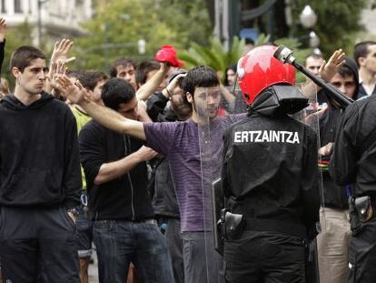 Un momento de los incidentes entre manifestantes y la Ertzaintza en Bilbao.