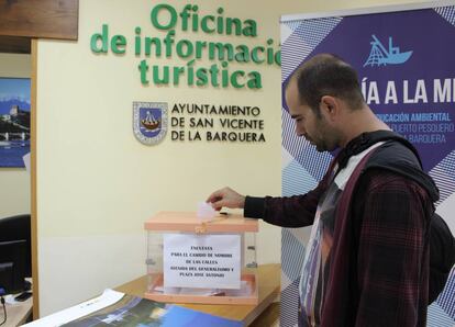 El primer d¨ªa de votaci¨®n se acercaron hasta la oficina de Turismo de San Vicente de la Barquera unas 60 personas, seg¨²n las trabajadoras de la sede. En torno al 90% eran vecinos del pueblo y, el resto, turistas. Algunas de los residentes se quejan de que solo les han dado tres opciones y ya impuestas.