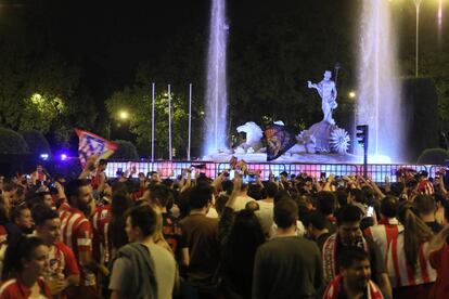 Aficionados del Atlético de Madrid celebran la victoria en la final de la Liga Europa en la plaza de Neptuno