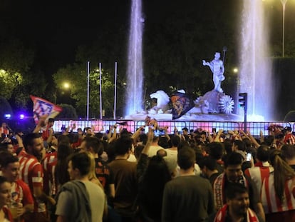 Aficionados del Atlético de Madrid celebran la victoria en la final de la Liga Europa en la plaza de Neptuno