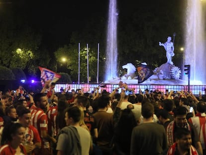 Aficionados del Atlético de Madrid celebran la victoria en la final de la Liga Europa en la plaza de Neptuno