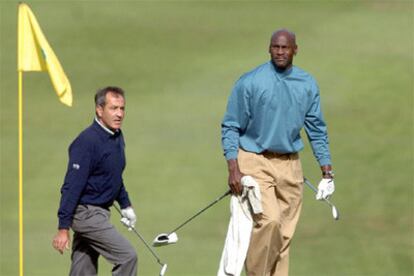 El ex jugador de la NBA, Michael Jordan, acompañado del español Severiano Ballesteros, en el club 'El Bosque' de Valencia.