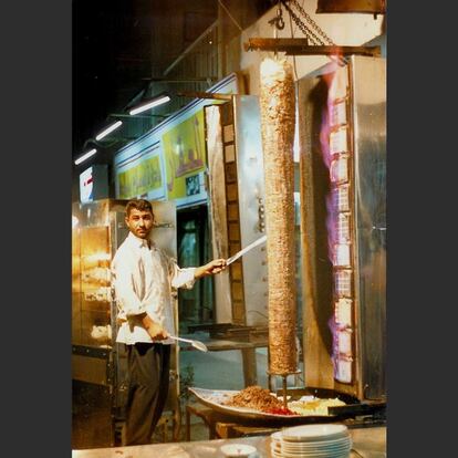 2002, Bagdad, Iraq. Las temperaturas en Bagdad durante el verano son tan altas que es muy difícil trabajar o siquiera estar en la calle a mediodía. Antes de la guerra, muchos comercios y restaurantes solían estar abiertos sólo por la mañana y desde media tarde hasta bien entrada la noche. Esta monumental shawarma era el orgullo de los dueños del restaurante donde solíamos ir a cenar.