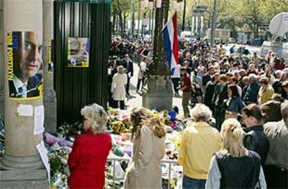 Simpatizantes de Fortuyn hacen cola para expresar sus condolencias en el Ayuntamiento de Rotterdam.