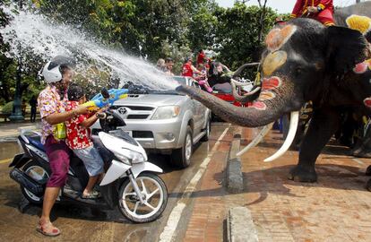 Tradicional festival del agua en Songkran, al norte de Bangkok, con el que se celebra el Año Nuevo en Tailandia.