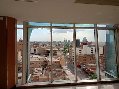 Vista interior de un edificio en el centro de Jartum, Sudán, que muestra los daños sufridos, el 14 de julio de 2025. Los ministerios del Gobierno, las instituciones estatales y las principales empresas del sector público y privado han sufrido daños tras 23 meses de intensos combates.