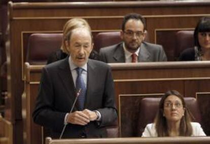 El secretario general del PSOE, Alfredo Pérez Rubalcaba, durante su intervención en la sesión de control al Gobierno hoy.