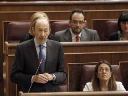 El secretario general del PSOE, Alfredo Pérez Rubalcaba, durante su intervención en la sesión de control al Gobierno hoy.