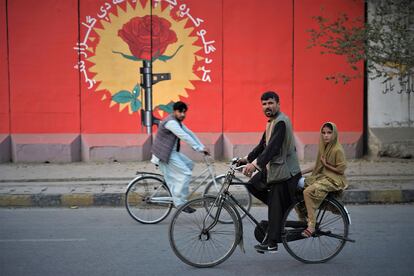 Mural contra la proliferación de armas en Kabul realizado por el grupo ArtLords.