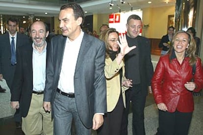 De izquierda a derecha, Alfredo Pérez Rubalcaba, José Luis Rodríguez Zapatero, Carme Chacón, Jesús Caldera y Trinidad Jiménez, en la presentación del programa electoral socialista de educación y cultura.