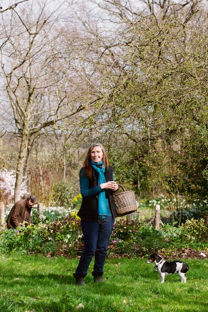 Sue Stuart-Smith, en su finca. Junto a ella su perro Rabbit y detrás su marido, el paisajista Tom Stuart-Smith.