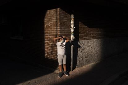 Andrei juega con el sol que se cuela por una de las calles de su barrio.