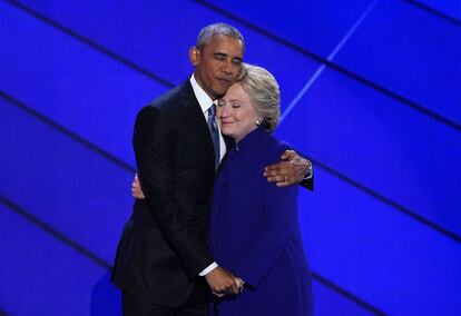 El presidente estadounidense, Barack Obama, y la candidata demócrata a la presidencia, Hillary Clinton, se abrazan en el escenario de la Convención Demócrata en Filadelfia, Pensilvania (EE.UU), el 27 de julio de 2016.