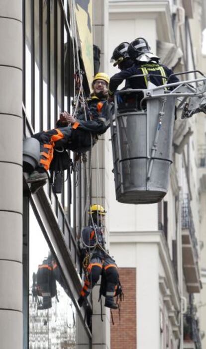 Acción de Greenpeace en el Zara de Princesa.