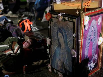 Una joven mira su móvil frente a la Basílica de Guadalupe.