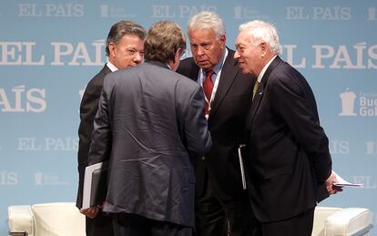 Juan Manuel Santos, presidente de Colombia; Juan Luis Cebrián (de espaldas); Felipe González y José Manuel García-Margallo, ministro de Asuntos Exteriores.