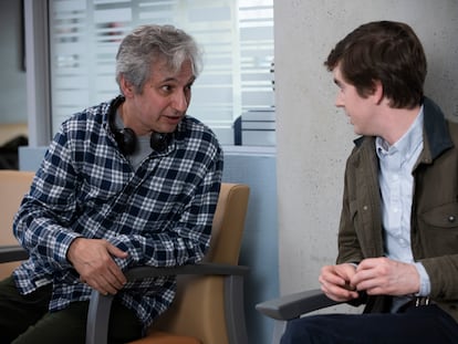 El guionista y productor David Shore y el actor Freddie Highmore, durante el rodaje de la segunda temporada de 'The Good Doctor'.