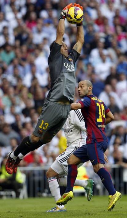 Bravo ataja el balón en un clásico del año pasado.