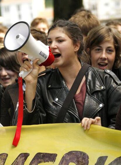 Una estudiante francesa se manifiesta durante la jornada de huelga de la ense?anza francesa contra el plan de recorte de empleo del Gobierno