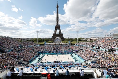 El campo de voley playa y la Torre Eiffel antes del partido entre España y Canadá.