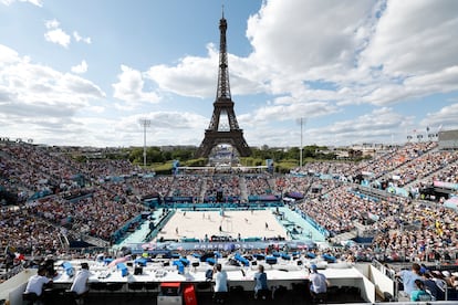 El campo de voley playa y la Torre Eiffel antes del partido entre España y Canadá.
