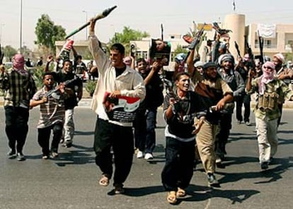 Milicianos del Ejército del Mahdi corean consignas a favor de su líder, Múqtada al Sáder, en el centro de Basora.