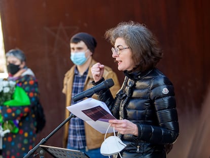 Maite Pagazaurtundua, junto al hijo mayor de su hermano, asesinado por ETA en 2003 en Andoain, durante el homenaje en el monumento a las víctimas del terrorismo situado en Logroño.